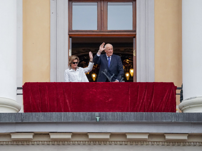 Kong Harald og Dronning Sonja vinkar til tilskodarane som fekk med seg oppvisinga på Slottsplassen. Foto: Liv Anette Luane, Det kongelege hoffet